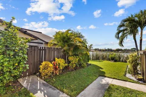 Condo in Palm Springs, Florida, 2 bedrooms  № 1968346 - photo 27