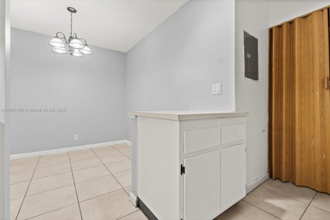 Condo in Palm Springs, Florida, 2 bedrooms  № 1968346 - photo 17