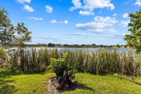 Condo in Palm Springs, Florida, 2 bedrooms  № 1968346 - photo 28