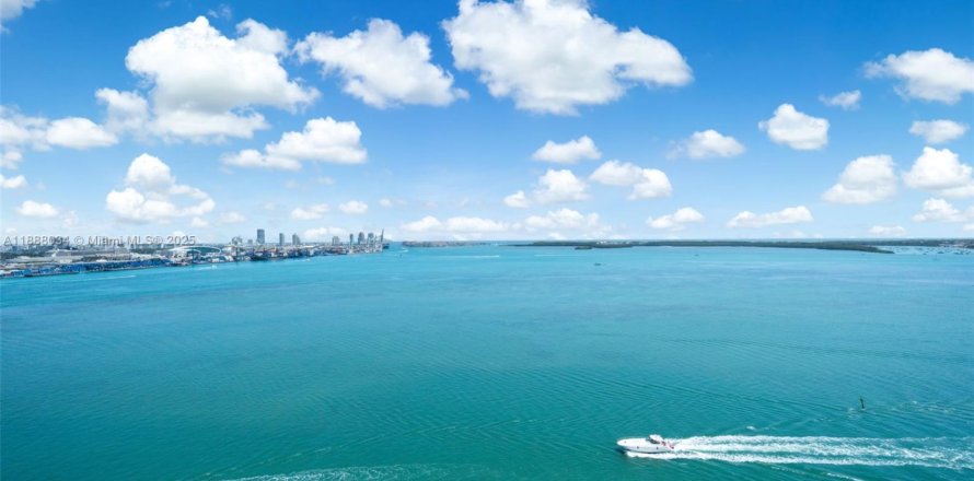 Condo à Miami, Floride, 3 chambres  № 1942390