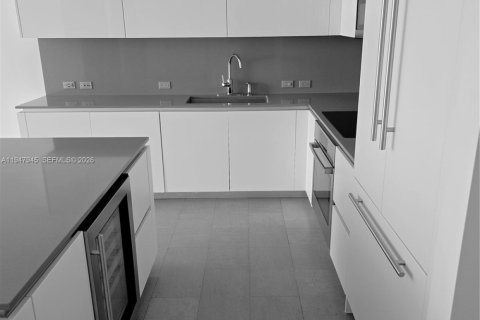 Condo in Miami, Florida, 2 bedrooms  № 2007998 - photo 15