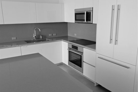Condo in Miami, Florida, 2 bedrooms  № 2007998 - photo 16