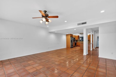 Снять в аренду таунхаус в Майами, Флорида 2 спальни, 165.37м2, № 2006888 - фото 16