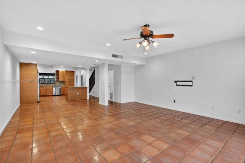 Снять в аренду таунхаус в Майами, Флорида 2 спальни, 165.37м2, № 2006888 - фото 15