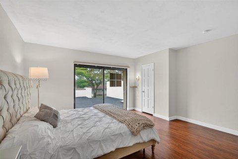 Снять в аренду таунхаус в Майами, Флорида 2 спальни, 165.37м2, № 2006888 - фото 27