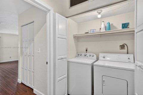 Снять в аренду таунхаус в Майами, Флорида 2 спальни, 165.37м2, № 2006888 - фото 19