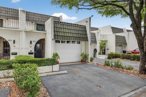 Снять в аренду таунхаус в Майами, Флорида 2 спальни, 165.37м2, № 2006888 - фото 3