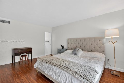 Снять в аренду таунхаус в Майами, Флорида 2 спальни, 165.37м2, № 2006888 - фото 28