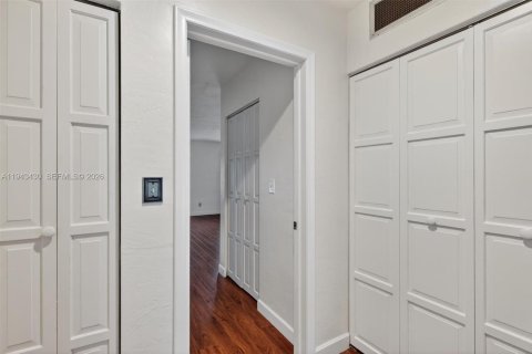 Снять в аренду таунхаус в Майами, Флорида 2 спальни, 165.37м2, № 2006888 - фото 25