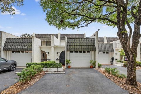 Снять в аренду таунхаус в Майами, Флорида 2 спальни, 165.37м2, № 2006888 - фото 2