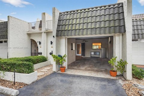 Снять в аренду таунхаус в Майами, Флорида 2 спальни, 165.37м2, № 2006888 - фото 6