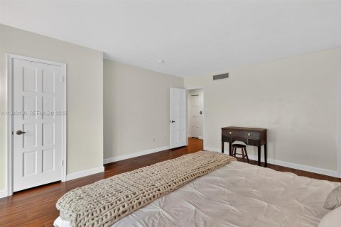 Снять в аренду таунхаус в Майами, Флорида 2 спальни, 165.37м2, № 2006888 - фото 29