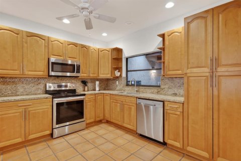 Снять в аренду таунхаус в Майами, Флорида 2 спальни, 165.37м2, № 2006888 - фото 12