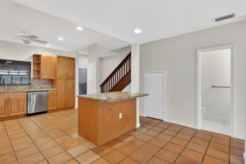 Снять в аренду таунхаус в Майами, Флорида 2 спальни, 165.37м2, № 2006888 - фото 17