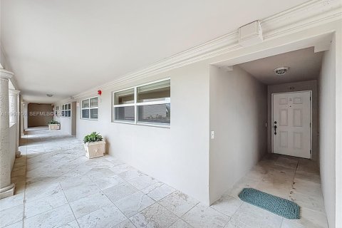 Condo in Fort Lauderdale, Florida, 2 bedrooms  № 2024327 - photo 9