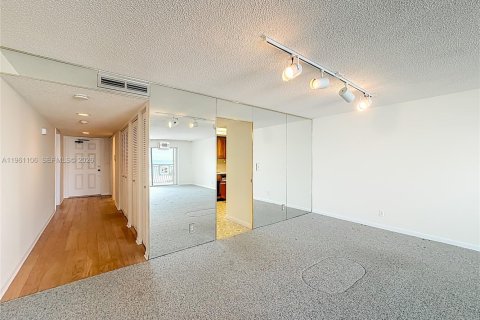 Condo in Fort Lauderdale, Florida, 2 bedrooms  № 2024327 - photo 11