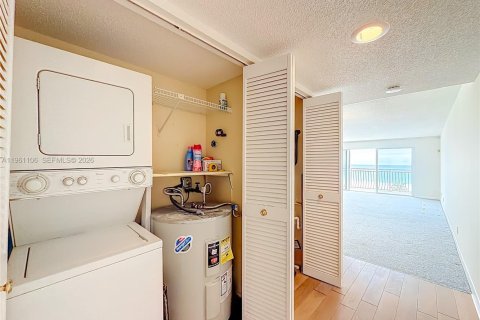 Condo in Fort Lauderdale, Florida, 2 bedrooms  № 2024327 - photo 30
