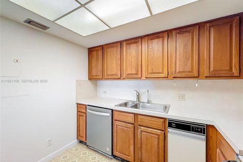 Condo in Fort Lauderdale, Florida, 2 bedrooms  № 2024327 - photo 21