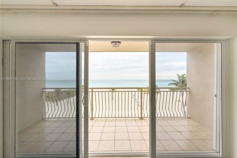 Condo in Fort Lauderdale, Florida, 2 bedrooms  № 2024327 - photo 14
