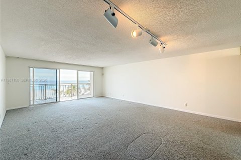 Condo in Fort Lauderdale, Florida, 2 bedrooms  № 2024327 - photo 12