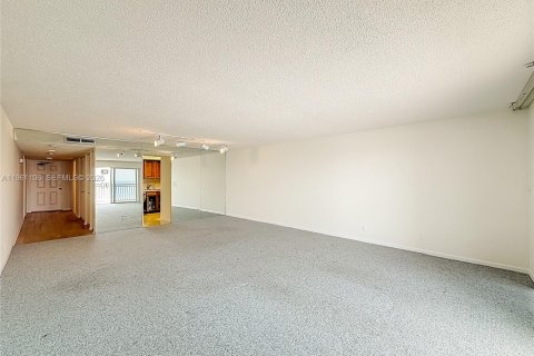 Condo in Fort Lauderdale, Florida, 2 bedrooms  № 2024327 - photo 16