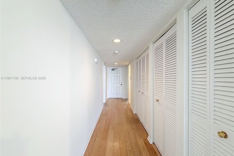 Condo in Fort Lauderdale, Florida, 2 bedrooms  № 2024327 - photo 29