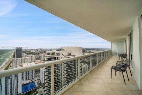 Copropriété à louer à Hallandale Beach, Floride: 3 chambres, 155.61 m2 № 1441374 - photo 1