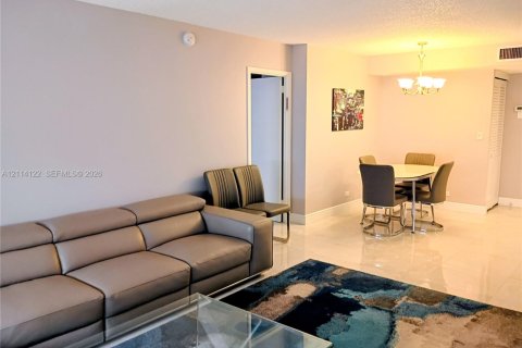 Copropriété à louer à Sunny Isles Beach, Floride: 2 chambres, 100.98 m2 № 2439391 - photo 13