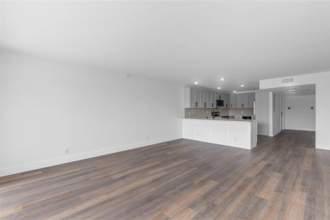 Condo in Pompano Beach, Florida, 3 bedrooms № 2180777 - photo 11