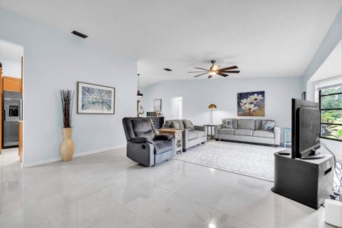 Villa ou maison à vendre à Port Charlotte, Floride: 2 chambres, 138.98 m2 № 2413640 - photo 4