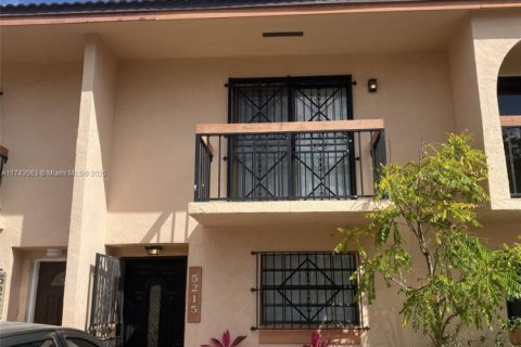 Townhouse in Hialeah, Florida 2 bedrooms, 82.03 sq.m. № 1693112 - photo 1