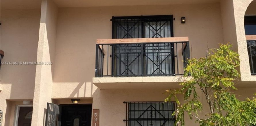Townhouse in Hialeah, Florida 2 bedrooms, 82.03 sq.m. № 1693112