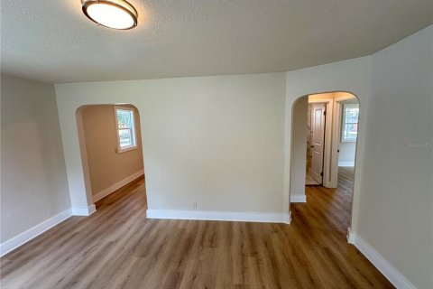 House in Saint Petersburg, Florida 3 bedrooms, 89.19 sq.m. № 2108421 - photo 3