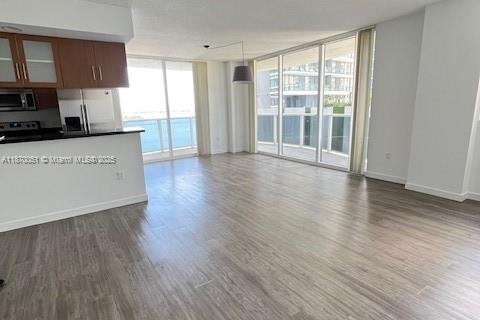 Apartamento en alquiler en Miami, Florida, 3 dormitorios, 122.63 m2 № 1924132 - foto 1