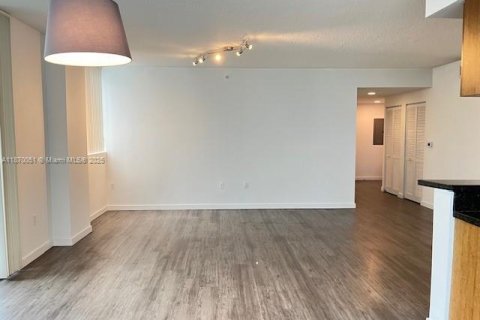 Apartamento en alquiler en Miami, Florida, 3 dormitorios, 122.63 m2 № 1924132 - foto 6