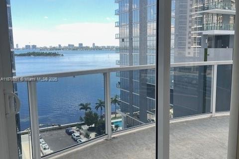 Apartamento en alquiler en Miami, Florida, 3 dormitorios, 122.63 m2 № 1924132 - foto 2