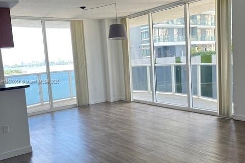 Apartamento en alquiler en Miami, Florida, 3 dormitorios, 122.63 m2 № 1924132 - foto 3