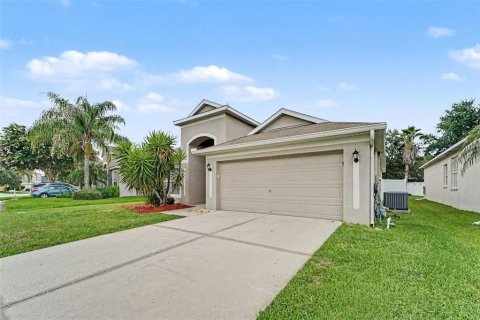 House in Wesley Chapel, Florida 3 bedrooms, 191.56 sq.m. № 2156617 - photo 2
