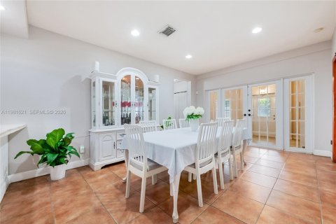 Купить виллу или дом в Вирджиния-Гарденс, Флорида 4 спальни, 177.07м2, № 2043681 - фото 8