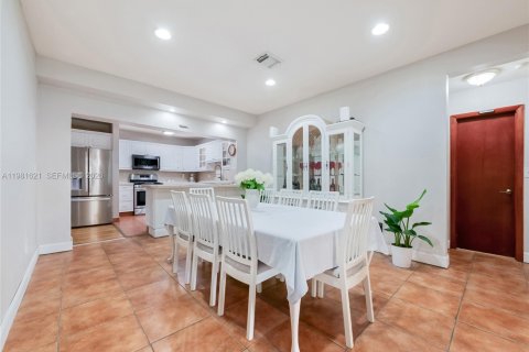 Купить виллу или дом в Вирджиния-Гарденс, Флорида 4 спальни, 177.07м2, № 2043681 - фото 7