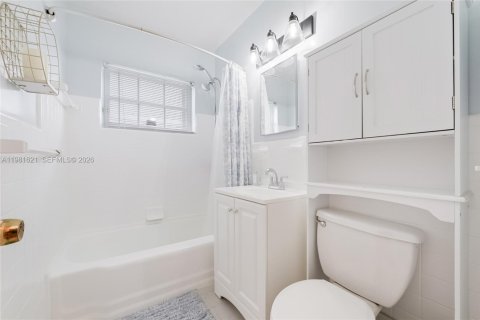 Купить виллу или дом в Вирджиния-Гарденс, Флорида 4 спальни, 177.07м2, № 2043681 - фото 13