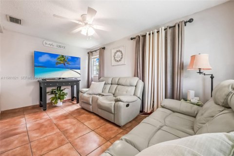 Купить виллу или дом в Вирджиния-Гарденс, Флорида 4 спальни, 177.07м2, № 2043681 - фото 10