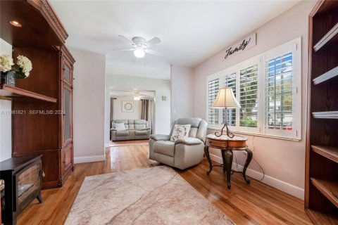 Купить виллу или дом в Вирджиния-Гарденс, Флорида 4 спальни, 177.07м2, № 2043681 - фото 9