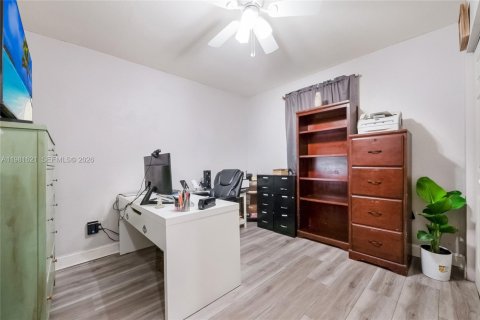 Купить виллу или дом в Вирджиния-Гарденс, Флорида 4 спальни, 177.07м2, № 2043681 - фото 16