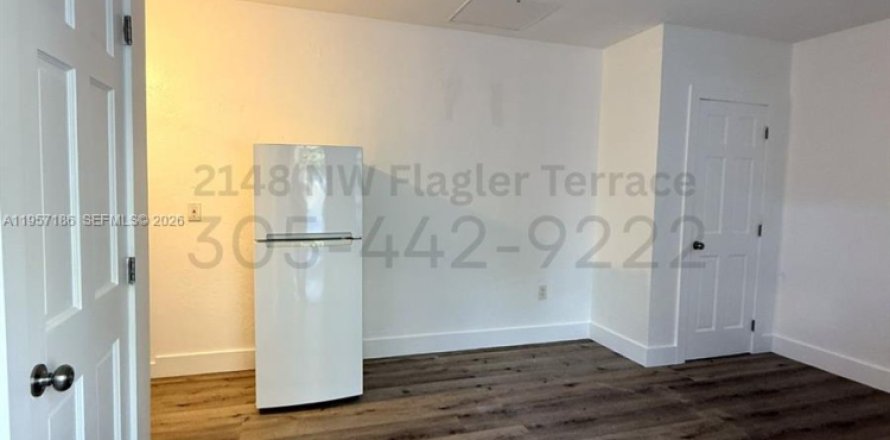 Studio in Miami, Florida № 2011223