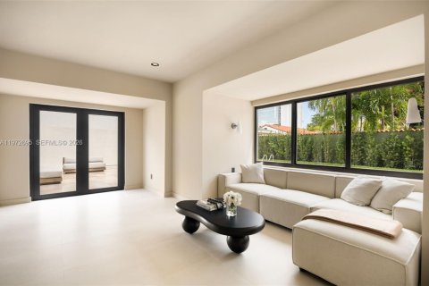 Купить виллу или дом в Майами, Флорида 3 спальни, 249.81м2, № 2049761 - фото 12