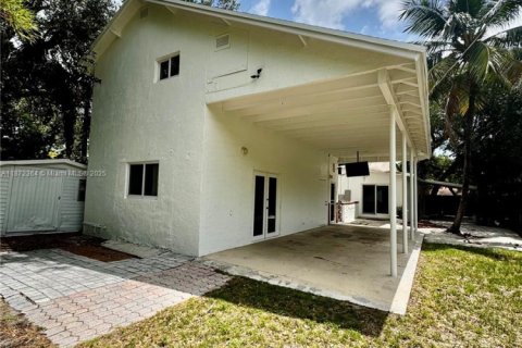 Снять в аренду виллу или дом в Форт-Лодердейл, Флорида 1 спальня, 175.96м2, № 1991943 - фото 2
