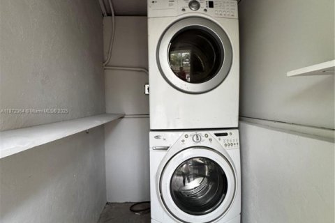 Снять в аренду виллу или дом в Форт-Лодердейл, Флорида 1 спальня, 175.96м2, № 1991943 - фото 13