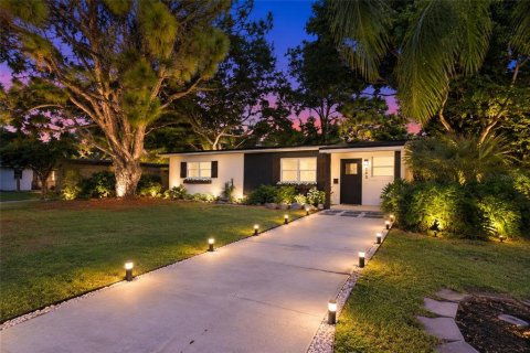 House in Saint Petersburg, Florida 3 bedrooms, 150.5 sq.m. № 2388554