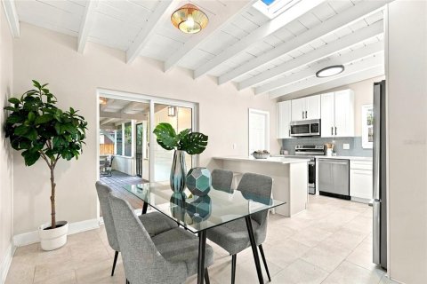 House in Saint Petersburg, Florida 3 bedrooms, 150.5 sq.m. № 2388554 - photo 8